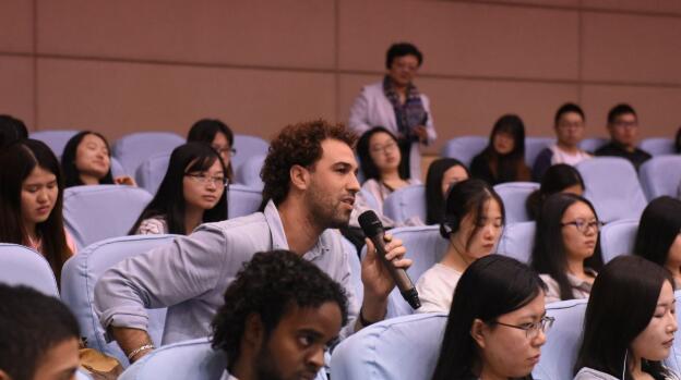 現(xiàn)場會議口譯工作圖片